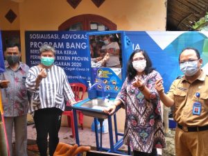 Ribka Tjiptaning Sosialisasikan Pembangunan Keluarga di Kampung Pasir Angin