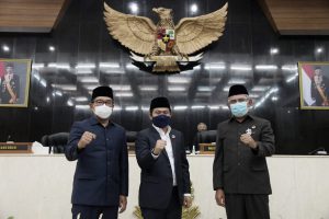 Ridwan Kamil Tandatangani Persetujuan Bersama Raperda APBD Jabar TA 2021 Menjadi Perda