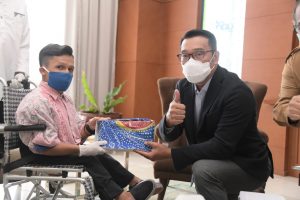 Ridwan Kamil Terima Batik Tulis Hasil Karya Penyandang Disabilitas