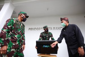 Pemkot Bandung Terima Bantuan Alat Pembunuh Virus dari Bengpuspal Puspalad TNI AD