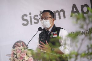 Ridwan Kamil Serah Terima Rumah Bakti untuk Guru