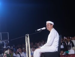 Kang Dedi Mulyadi Kasih Modal Usaha Janda Petugas Kebersihan Makam di Purwakarta